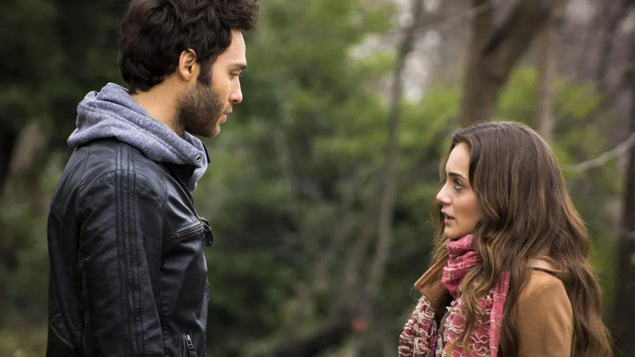 Bir Ask Hikayesi backdrop 2