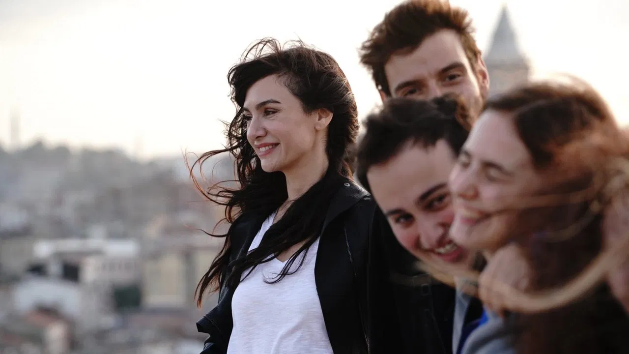Bir Derdim Var backdrop 2