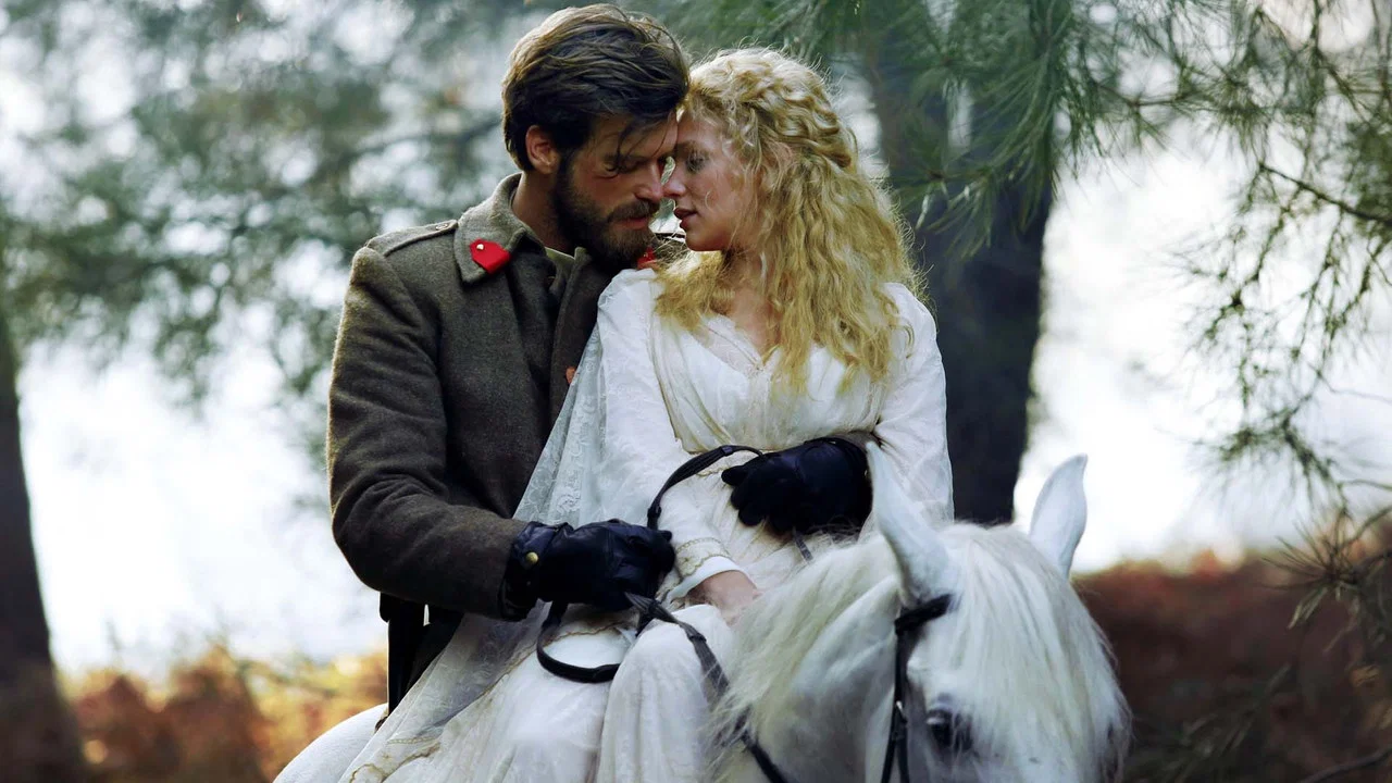 Kurt Seyit ve Sura backdrop 4